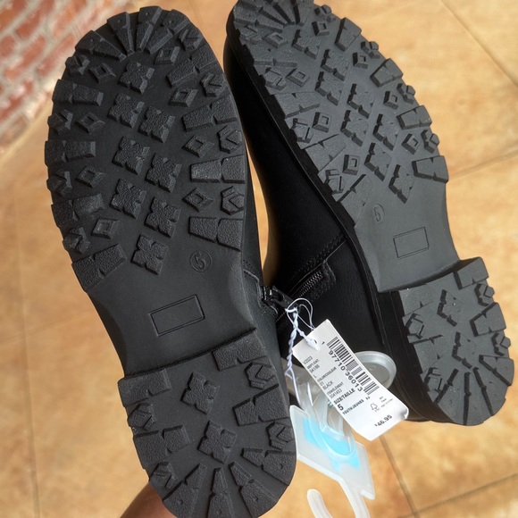 The Children’s Place Black Ankle Boots size 5 - Picture 7 of 7